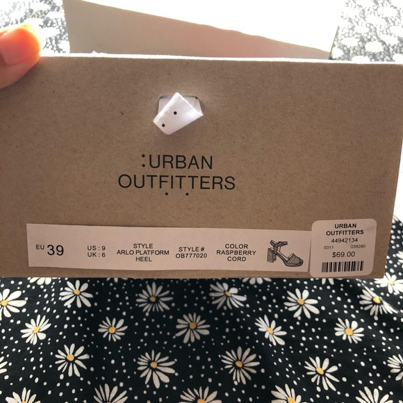 NWT urban outfitters red platform chunky heels - Picture 5 of 5